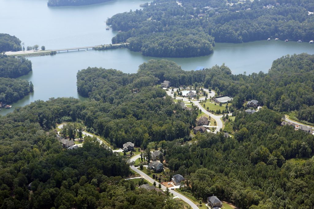 homes on lake lanier